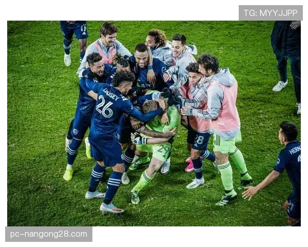 特写：美因茨门将达门扑出关键点球后激动落泪